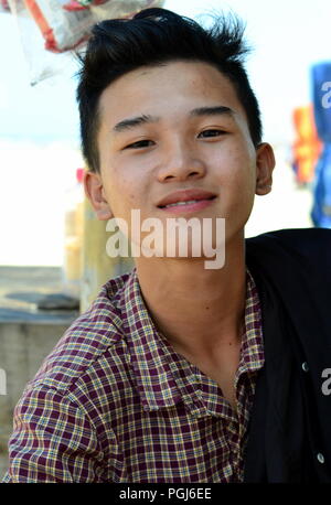 Teenage vietnamesischen Jungen suchen an Kamera Stockfoto