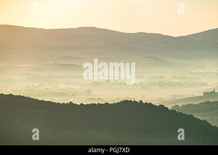 Hügel der Toskana bei Sonnenaufgang Stockfoto