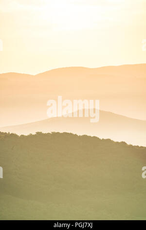 Hügel der Toskana bei Sonnenaufgang Stockfoto