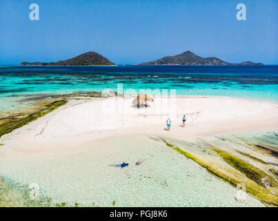 Antenne drone Ansicht von winzigen tropischen Insel Mopion Sandbar, türkisblaue Karibische Meer und eine Familie mit Kindern in St. Vincent und die Grenadinen Stockfoto