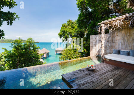 Stilvolle Bungalow mit privatem Pool in Luxus Resort. Stockfoto