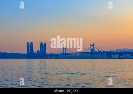 Farbenfroher Sonnenuntergang über Gwangandaegyo (Diamond Bridge), eine Hängebrücke, Busan, Südkorea Stockfoto