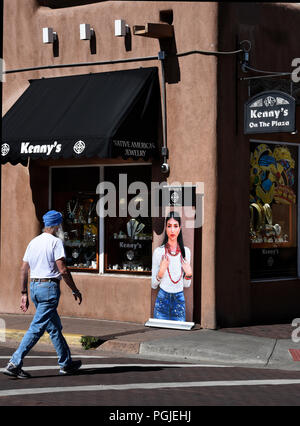 Ein Sikh mit Turban, oder Dastar, Spaziergänge Vergangenheit ein Indianer Schmuck Shop in Santa Fe, New Mexico. Stockfoto