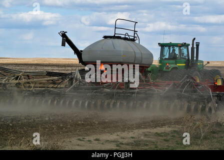 Pneumatische Drillmaschine seeding in Montana Stockfoto
