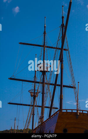 Unterseite Blick auf einem alten Segelschiff (moderne Kopie) Seile und das Zahnrad gegen den blauen Himmel Stockfoto