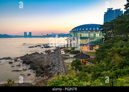 Busan, Südkorea - 20.August 2018: Ausblick bei Nacht Nurimaru APEC-Haus in Dongbaekseom Insel, Haeundae District, South Korea, horizontal Stockfoto