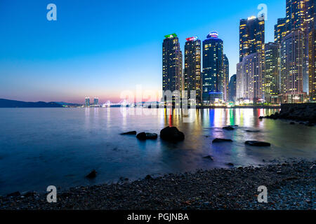 Busan, Südkorea - 20.August 2018: Nachtansicht der Marine City in Busan city Stockfoto