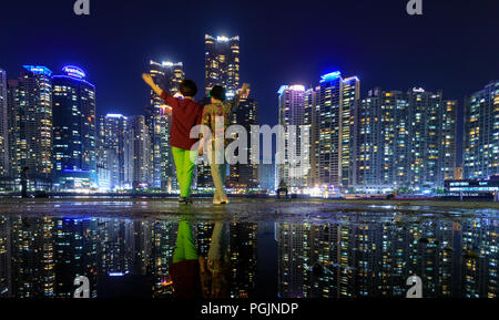 Busan, Südkorea - 20.August 2018: Rückseite Schuß von zwei Frauen mit Marine City in Busan city Stockfoto