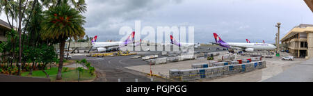 Honolulu, Hawaii - 20.August 2018: Hawaiian Airlines Flugzeuge am Boden und in der Luft am internationalen Flughafen von Honolulu auf Hawaii Stockfoto