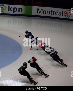 Sieben weibliche Short Track Speed Skater Rundung eine Ecke mit zwei Amerikaner, die das Rennen in Montreal's ISU World Cup am 17. März 2018. Stockfoto