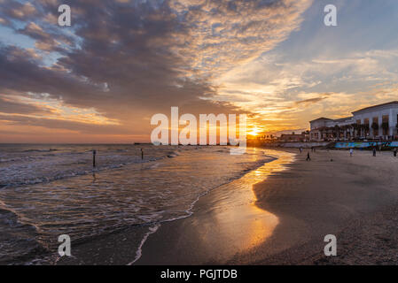Sonne, Sand, Meer, Sommer, Reisen, Tourismus. Strandzeit auf Galveston Island, Texas bei Sonnenuntergang Stockfoto