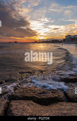 Sonne, Sand, Meer, Sommer, Reisen, Tourismus. Strandzeit auf Galveston Island, Texas bei Sonnenuntergang Stockfoto