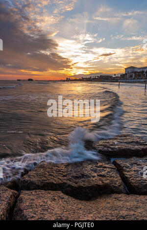 Sonne, Sand, Meer, Sommer, Reisen, Tourismus. Strandzeit auf Galveston Island, Texas bei Sonnenuntergang Stockfoto