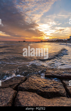 Sonne, Sand, Meer, Sommer, Reisen, Tourismus. Strandzeit auf Galveston Island, Texas bei Sonnenuntergang Stockfoto