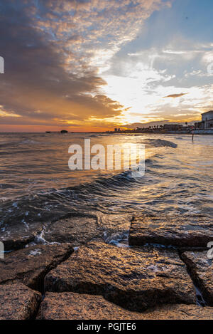 Sonne, Sand, Meer, Sommer, Reisen, Tourismus. Strandzeit auf Galveston Island, Texas bei Sonnenuntergang Stockfoto