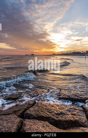 Sonne, Sand, Meer, Sommer, Reisen, Tourismus. Strandzeit auf Galveston Island, Texas bei Sonnenuntergang Stockfoto