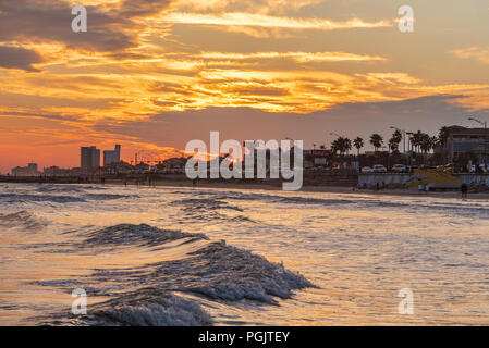 Sonne, Sand, Meer, Sommer, Reisen, Tourismus. Strandzeit auf Galveston Island, Texas bei Sonnenuntergang Stockfoto