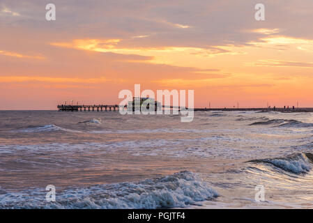 Sonne, Sand, Meer, Sommer, Reisen, Tourismus. Strandzeit auf Galveston Island, Texas bei Sonnenuntergang Stockfoto