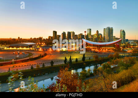 Calgary Skyline der Stadt in der Dämmerung der Zeit, Alberta, Kanada Stockfoto