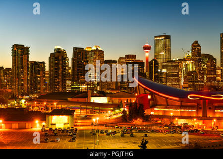 Calgary Skyline der Stadt in der Dämmerung der Zeit, Alberta, Kanada Stockfoto