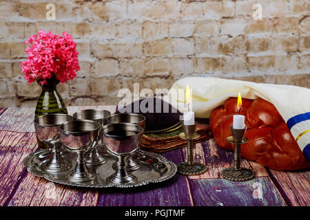 Haufen süße runde Sabbat challah Brot schwarzem Sesam in Vintage metall Schüssel und auf kleinen Schneidbrett über weiße Tabelle Stockfoto