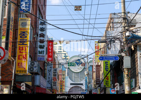 Busan, Südkorea - August 5, 2018: Blick auf bupyeong Kkangtong-markt mit verschiedenen Restaurant signages in Busan city Stockfoto