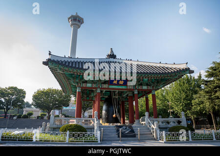 Busan, Südkorea - August 5, 2018: Busan Turm und Pavillon Yongdusan Park in Busan city Stockfoto