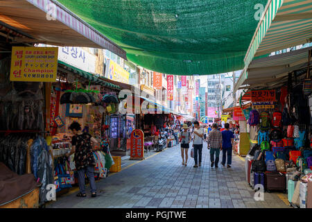 Busan, Südkorea - August 5, 2018: Blick auf Gukje Markt oder Nampodong internationalen Markt in Jung Bezirk, Busan, Südkorea Stockfoto