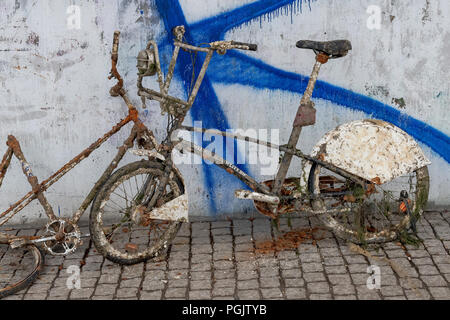 Rostige Fahrräder aus dem Wasser geborgen. Schweden Stockfoto