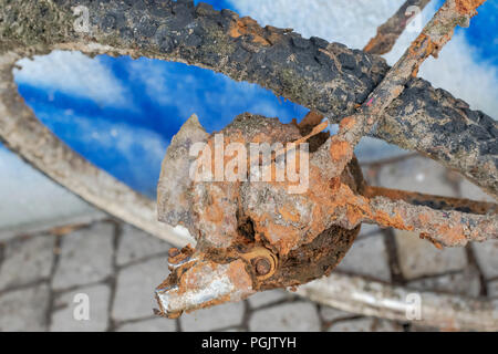 Rostige Fahrräder aus dem Wasser geborgen. Schweden Stockfoto