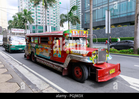 Manila, Philippinen - May 14, 2018: Jeepney, Philippinen öffentliche Verkehrsmittel in der Nähe von Greenbelt Shopping Mall in der Metro Manila Stockfoto