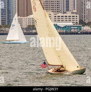 Zwei klassische Segelboote entlang der San Diego Waterfront Stockfoto