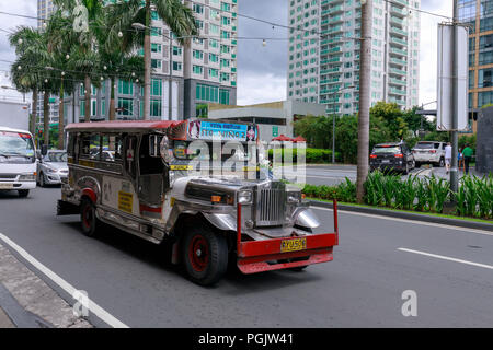 Manila, Philippinen - May 14, 2018: Jeepney, Philippinen öffentliche Verkehrsmittel in der Nähe von Greenbelt Shopping Mall in der Metro Manila Stockfoto