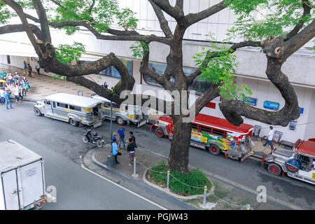 Manila, Philippinen - May 14, 2018: Jeepney, Philippinen öffentliche Verkehrsmittel in der Nähe von Greenbelt Shopping Mall in der Metro Manila Stockfoto