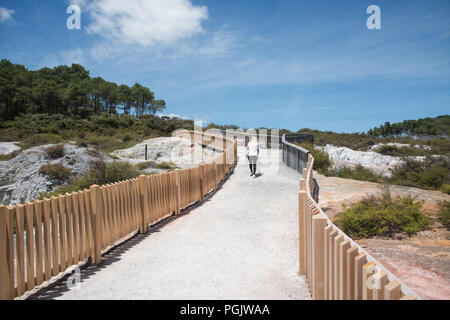 Rotorua, Neue Zealand-December 16,2016: touristische Fußweg durch die schroffe Landschaft am Orakei Korako Bereich in Rotorua, Neuseeland Stockfoto