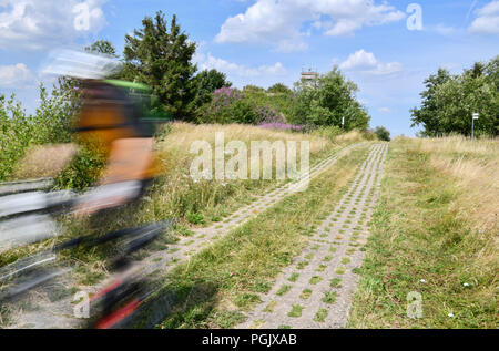 Oberelsbach, Deutschland. 17. Juli 2018. Ein Radfahrer in der Nähe einer Grenze Turm an der ehemaligen innerdeutschen Grenze in der Rhön. Der Naturpark & Biosphärenreservat Bayerische Rhön e.V. arbeitet die Attraktivität der Rhön für Radfahrer zu erhöhen. Quelle: Matthias Merz/dpa/Alamy leben Nachrichten Stockfoto