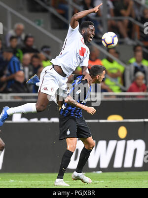 Mailand, Italien. 26 Aug, 2018. FC Inter Matias Vecino (R) Mias mit Torino Soualiho Meite während einer Serie ein Fußballspiel zwischen dem FC Inter und FC Torino in Mailand, Italien, 26.08.2018. Das Spiel endete mit einem 2:2-Unentschieden. Credit: Alberto Lingria/Xinhua/Alamy leben Nachrichten Stockfoto