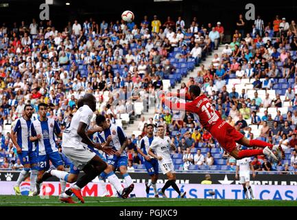 Barcelona, Spanien. 26 Aug, 2018. Die RCD Espanyol Diego Lopez (1. R) konkurriert, die während der spanischen La Liga Fußball Match zwischen RCD Espanyol und Valencia in Barcelona, Spanien, am 12.08.26., 2018. RCD Espanyol gewann 2-0. Credit: Joan Gosa/Xinhua/Alamy leben Nachrichten Stockfoto