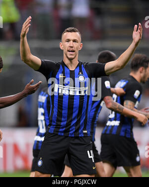 Mailand, Italien. 26 Aug, 2018. FC Inter Ivan Perisic feiert zählen während einer Serie ein Fußballspiel zwischen dem FC Inter und FC Torino in Mailand, Italien, 26.08.2018. Das Spiel endete mit einem 2:2-Unentschieden. Credit: Alberto Lingria/Xinhua/Alamy leben Nachrichten Stockfoto