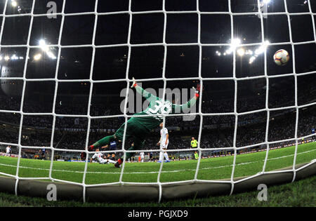 Mailand, Italien. 26 Aug, 2018. Die Torino Salvatore Sirigu konkurriert während einer Serie ein Fußballspiel zwischen dem FC Inter und FC Torino in Mailand, Italien, 26.08.2018. Das Spiel endete mit einem 2:2-Unentschieden. Credit: Alberto Lingria/Xinhua/Alamy leben Nachrichten Stockfoto