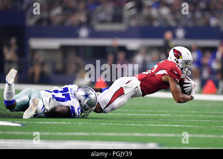 Dallas, Texas, USA. 26 Aug, 2018. August 26, 2018: Dallas Cowboys cornerback Jourdan Lewis (27) packt Arizona-kardinäle wide receiver Christian Kirk (13) Während der ersten Hälfte der NFL Football Spiel zwischen den Arizona Cardinals und den Dallas Cowboys bei AT&T Stadium in Arlington, Texas. Shane Roper/Cal Sport Media Credit: Cal Sport Media/Alamy leben Nachrichten Stockfoto