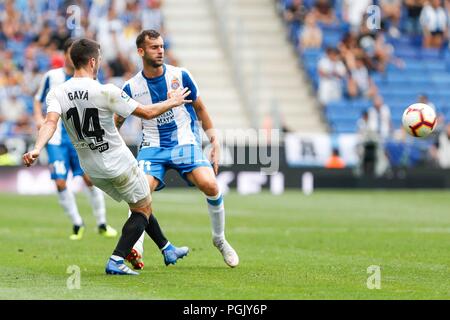 Spanien - 26. August: Valencia CF Verteidiger Jose Luis Gaya (14) und RCD Espanyol vorwärts Leo Baptistao (11) Während des Spiels zwischen RCD Espanyol v Valencia für die Runde 2 der Liga Santander, an Cornella-El Prat Stadion am 26. August 2018 in Barcelona, Spanien gespielt. (Credit: Urbanandsport/Cordon Drücken) Credit: CORDON PRESSE/Alamy leben Nachrichten Stockfoto