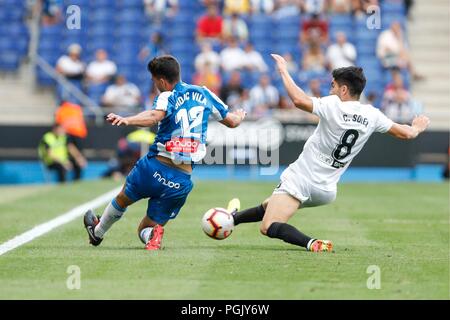 Spanien - 26. August: Valencia CF Mittelfeldspieler Carlos Soler (8) und der RCD Espanyol defender Didac (12) Während des Spiels zwischen RCD Espanyol v Valencia für die Runde 2 der Liga Santander, an Cornella-El Prat Stadion am 26. August 2018 in Barcelona, Spanien gespielt. (Credit: Urbanandsport/Cordon Drücken) Credit: CORDON PRESSE/Alamy leben Nachrichten Stockfoto