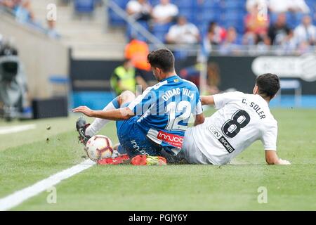 Spanien - 26. August: Valencia CF Mittelfeldspieler Carlos Soler (8) und der RCD Espanyol defender Didac (12) Während des Spiels zwischen RCD Espanyol v Valencia für die Runde 2 der Liga Santander, an Cornella-El Prat Stadion am 26. August 2018 in Barcelona, Spanien gespielt. (Credit: Urbanandsport/Cordon Drücken) Credit: CORDON PRESSE/Alamy leben Nachrichten Stockfoto