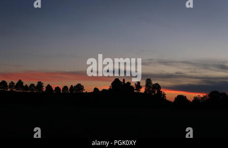 Deutschland, Buching. 26 Aug, 2018. Die Farben der untergehenden Sonne den Himmel hinter der Loreto-kapelle. Foto: Karl-Josef Hildenbrand/dpa/Alamy leben Nachrichten Stockfoto