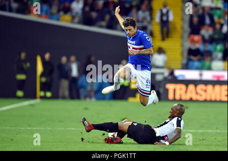 Udine, Italien, 26. August 2018. Dawid Kownacki (sampdoria) Angriff von Caetano De Souza Santos Samir (Udinese) während des Fußballspiels zwischen Udinese und Sampdoria bei Dacia Arena. foto Simone Ferraro/Alamy leben Nachrichten Stockfoto