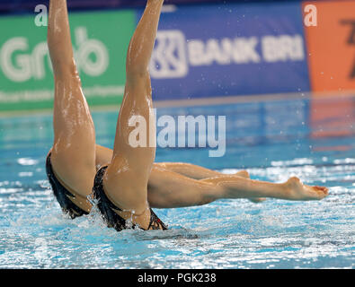 Jakarta, Indonesien, 27. August 2018: Synchornised Schwimmen Duett: Japan's INUI und YOSHIDA in Synchornised schwimmen Duett in Jakarta am Montag. SESHADRI SUKUMAR Credit: SESHADRI SUKUMAR / alamy Leben Nachrichten Stockfoto