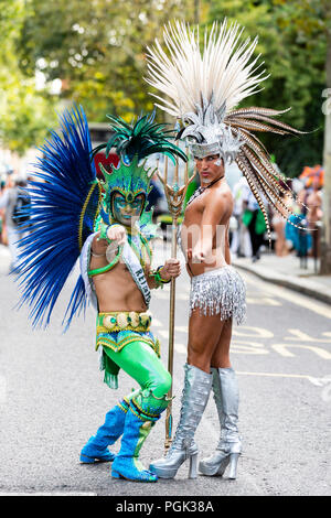 London, Vereinigtes Königreich. 27. August 2018. Tänzer von der London School of Samba Parade an der Notting Hill Carnival, Europas größtem Straßenfest. Foto: Bettina Strenske/Alamy leben Nachrichten Stockfoto