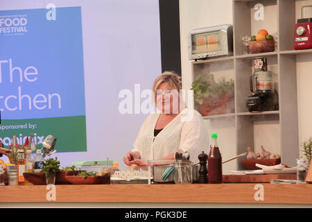 London, GB, 27. August 2018 Lotte Duncan, Küchenchef und Sender, eine lebendige Demonstration in der Küche der Hampton Court Palace Food Show 2018 @ Paul Quezada-Neiman/Alamy leben Nachrichten Stockfoto