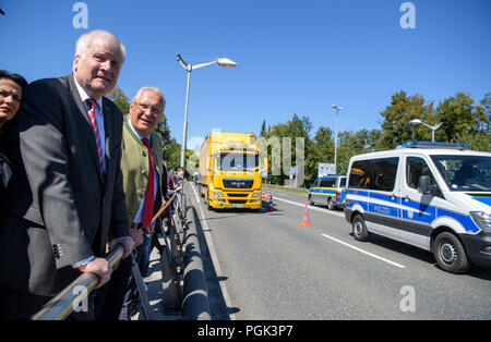 Deutschland, Freilassing. 27 Aug, 2018. Horst Seehofer (CSU, l), Bundesminister des Innern, Joachim Herrmann (CSU), Innenminister von Bayern, beobachten Sie die Grenzkontrollen der Bayerischen Polizei an der Grenzkontrollstelle Saalbrücke. In einer Pressekonferenz an der Grenze Control Station, der bayerische Innenminister Herrmann und Bundesinnenminister Seehofer hat eine Bilanz der unabhängigen Kontrollen der Bayerischen Polizei. Credit: Matthias Balk/dpa/Alamy leben Nachrichten Stockfoto